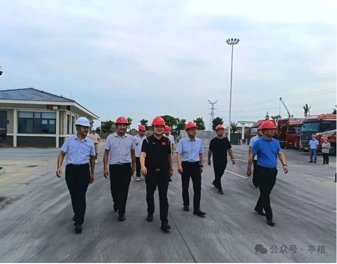 中储粮江苏分公司吴建明总经理一行到亭粮集团储备粮公司调研